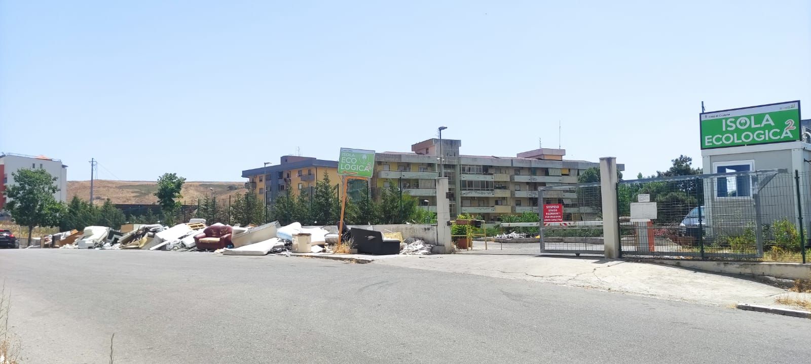 Caos rifiuti a Crotone, ingombranti ammassati sui marciapiedi delle isole ecologiche – FOTO