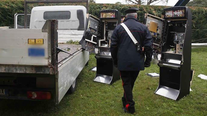 Catanzaro, scoperto un deposito a cielo aperto di slot machine rubate
