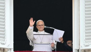 Il Papa si affaccia per l’Angelus: «Riprenderò gradualmente le mie attività»