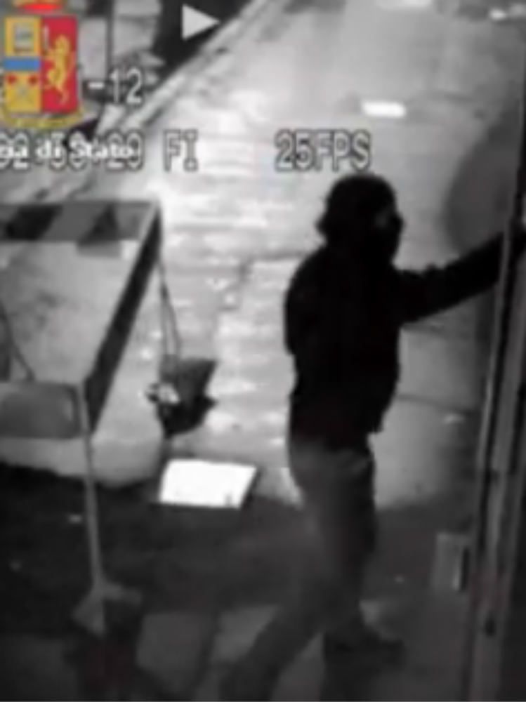 Molotov contro Casa Pound, l`avvocato: «Solo una bravata»