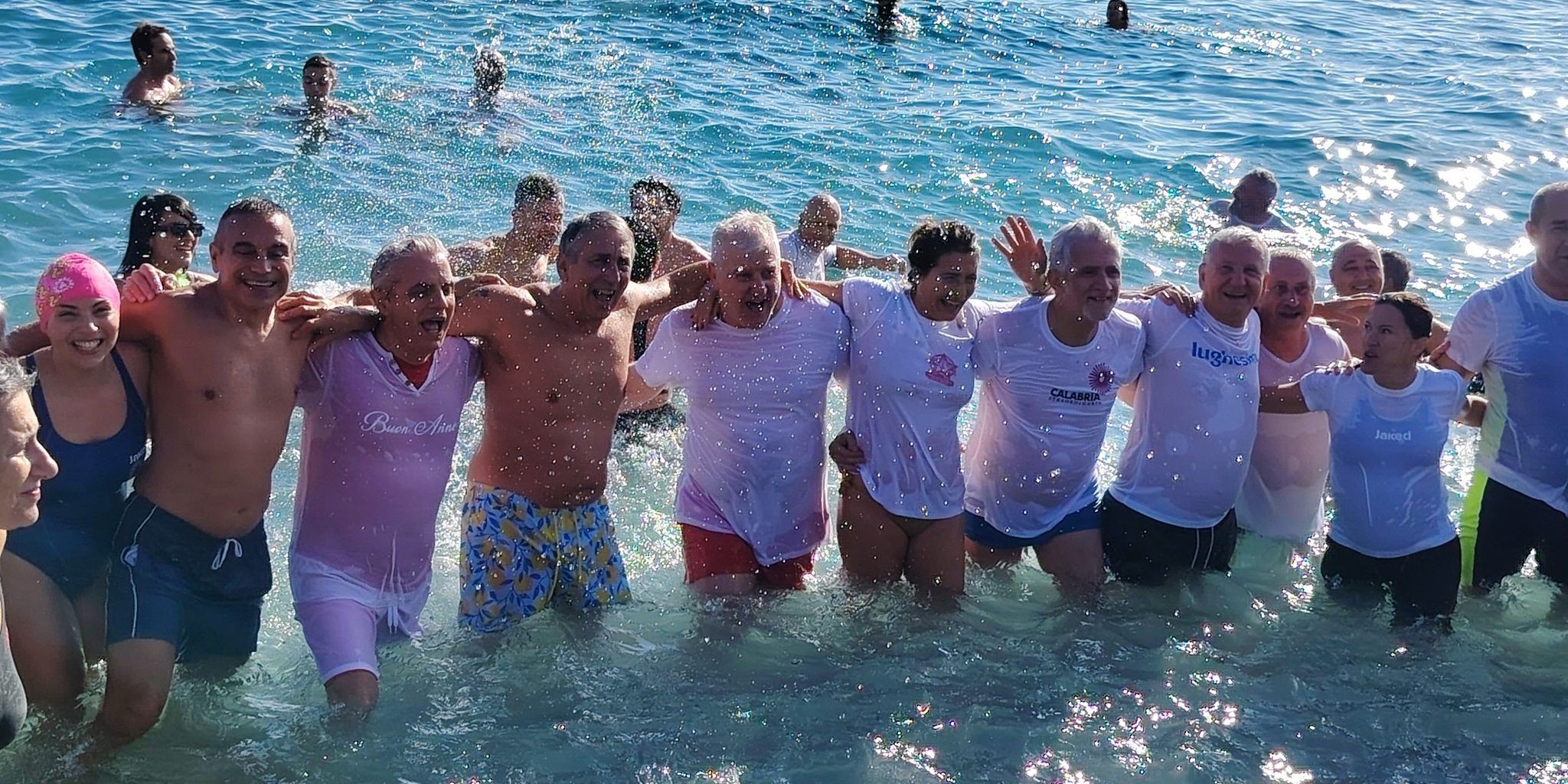 Da Catanzaro a Reggio passando per Crotone: si rinnova il rito del tuffo di Capodanno – FOTO