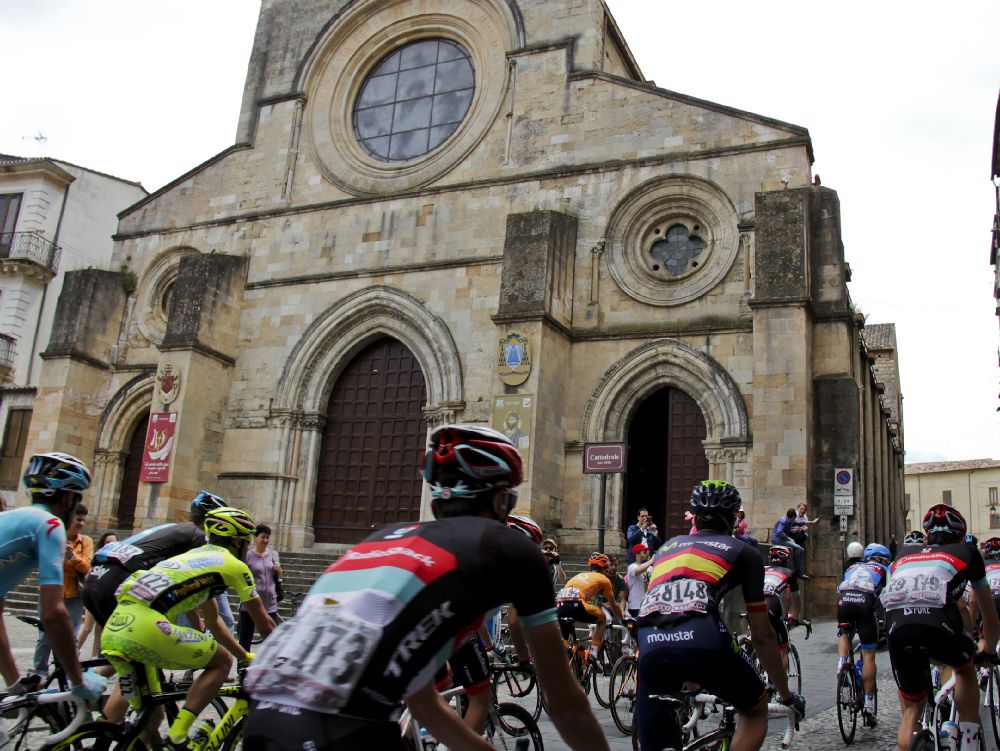 La città dei Bruzi si tinge di rosa