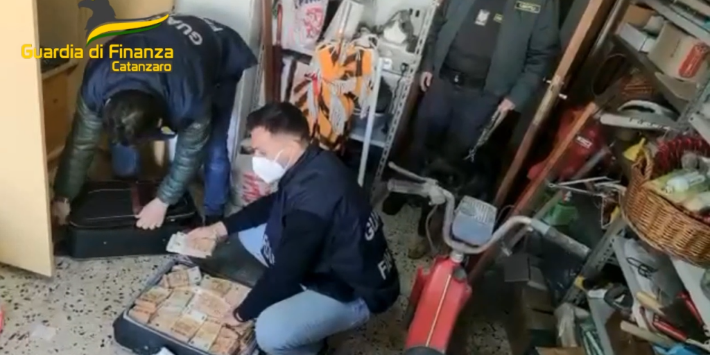 Il “sistema Arpaia” per ripulire il denaro. I contanti spesi per immobili e barche o trasferiti in Svizzera