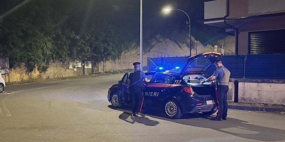 Festeggia la scarcerazione del marito con fuochi d’artificio: donna denunciata a Gioia Tauro