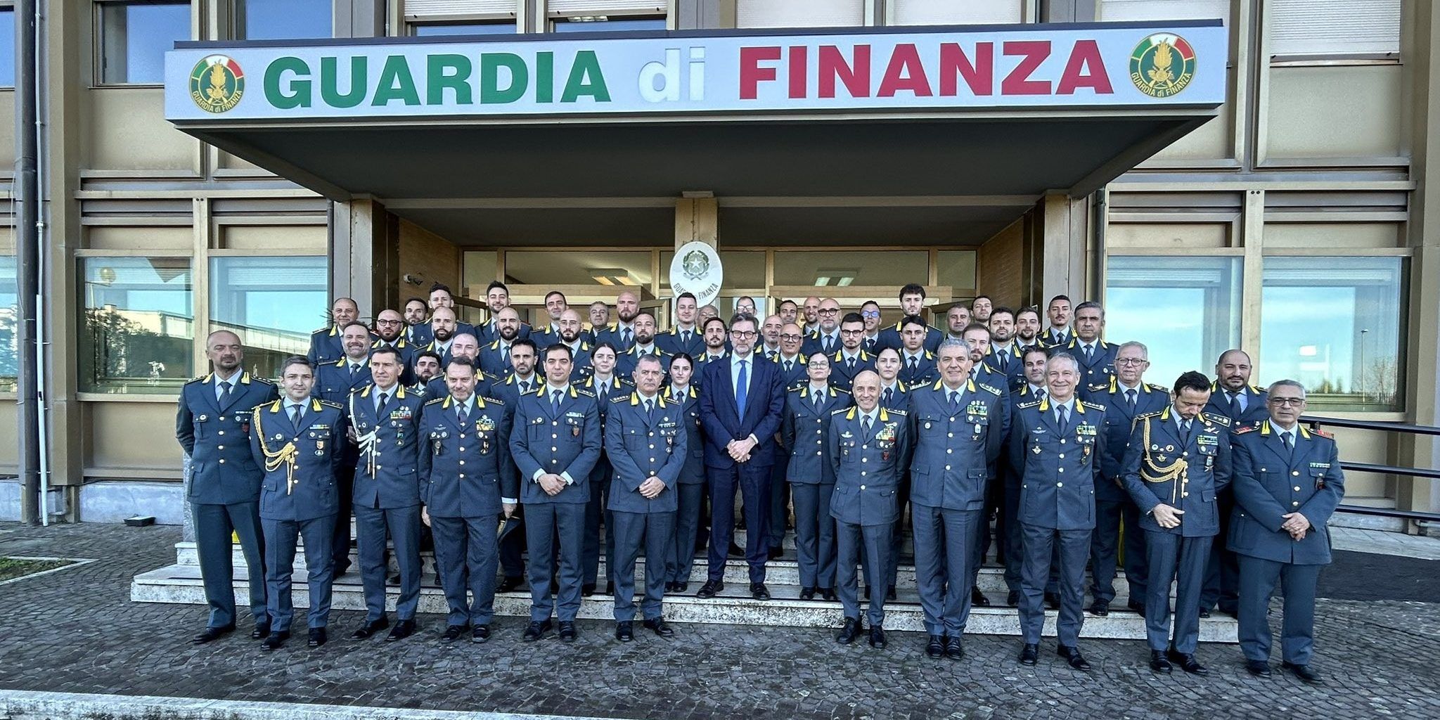 Gioia Tauro, Giorgetti visita la Guardia di Finanza: «Grande impegno in una terra difficile»