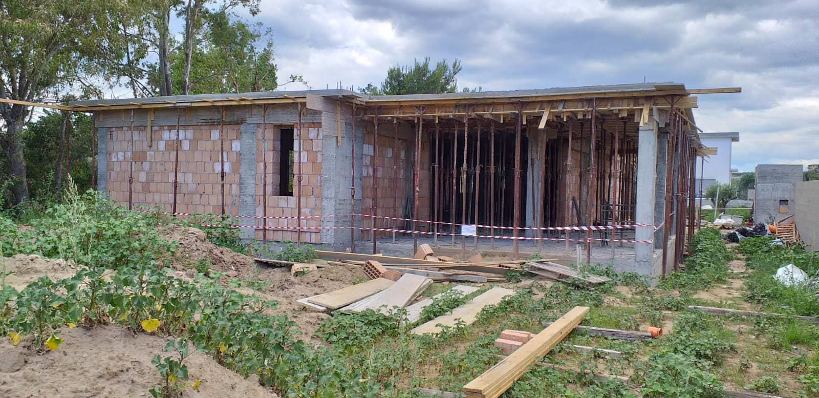 Sigilli ad un immobile abusivo nel Crotonese, denunciato il proprietario