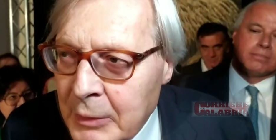 Sgarbi a San Demetrio Corone attacca il Fatto: «Contro di me violenza inaudita» -VIDEO
