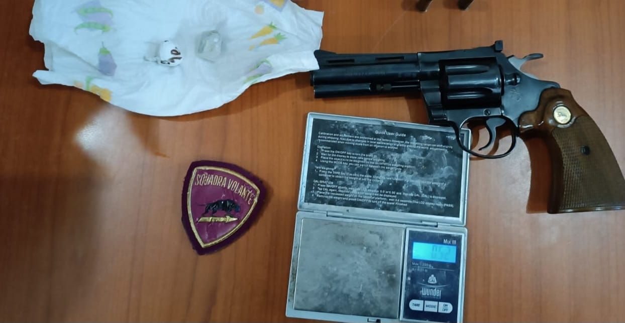 Cosenza, sorpreso in casa con droga e armi: arrestato un 36enne