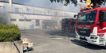 Fiamme in un negozio a Catanzaro, paura in viale Lucrezia della Valle – VIDEO