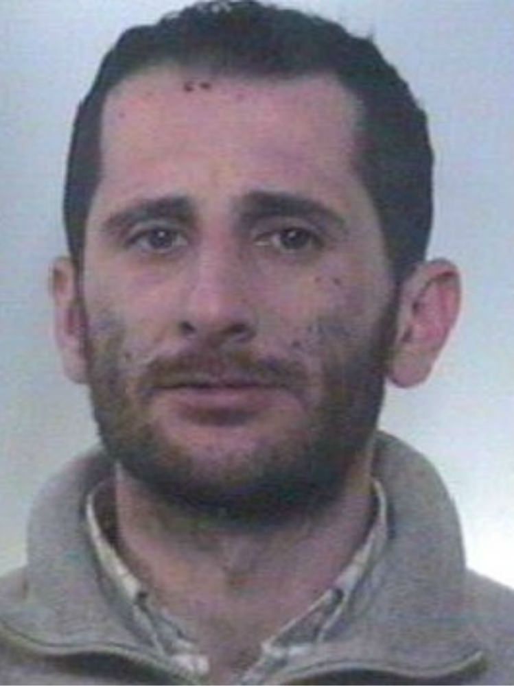 Lamezia, prova a intrufolarsi in caserma: arrestato