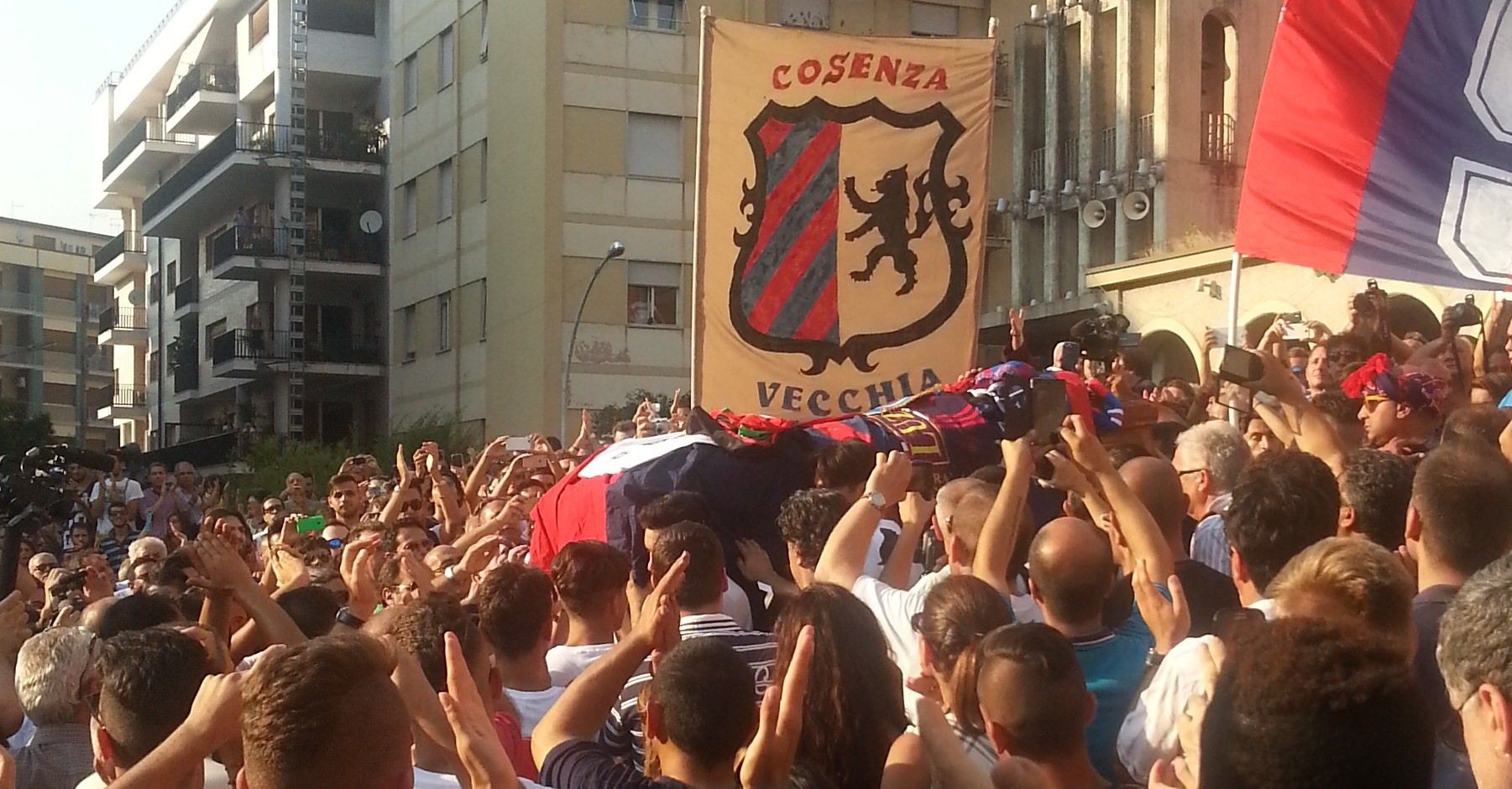 Cosenza si ferma per salutare il "suo" capitano