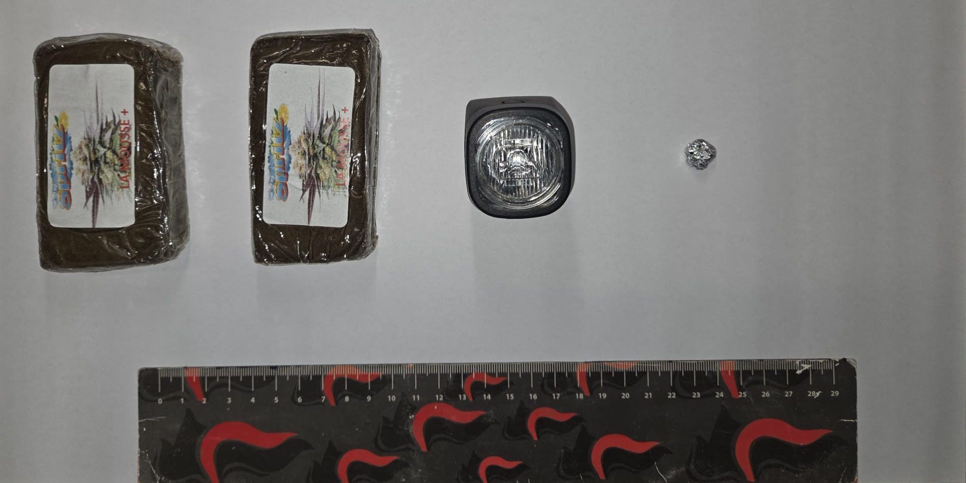 Sorpreso con due panetti di hashish nel centro di Crotone: arrestato un 36enne