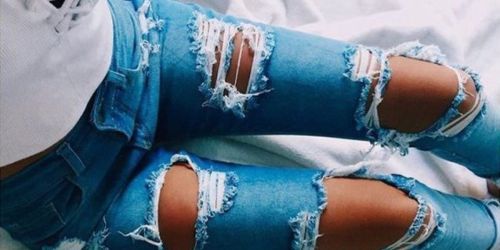 Cosenza, a scuola con i jeans strappati, la vicepreside la "copre" con lo scotch