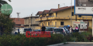 Incidente a Vibo Valentia, scontro frontale fra due auto sulla Statale 18 – FOTO