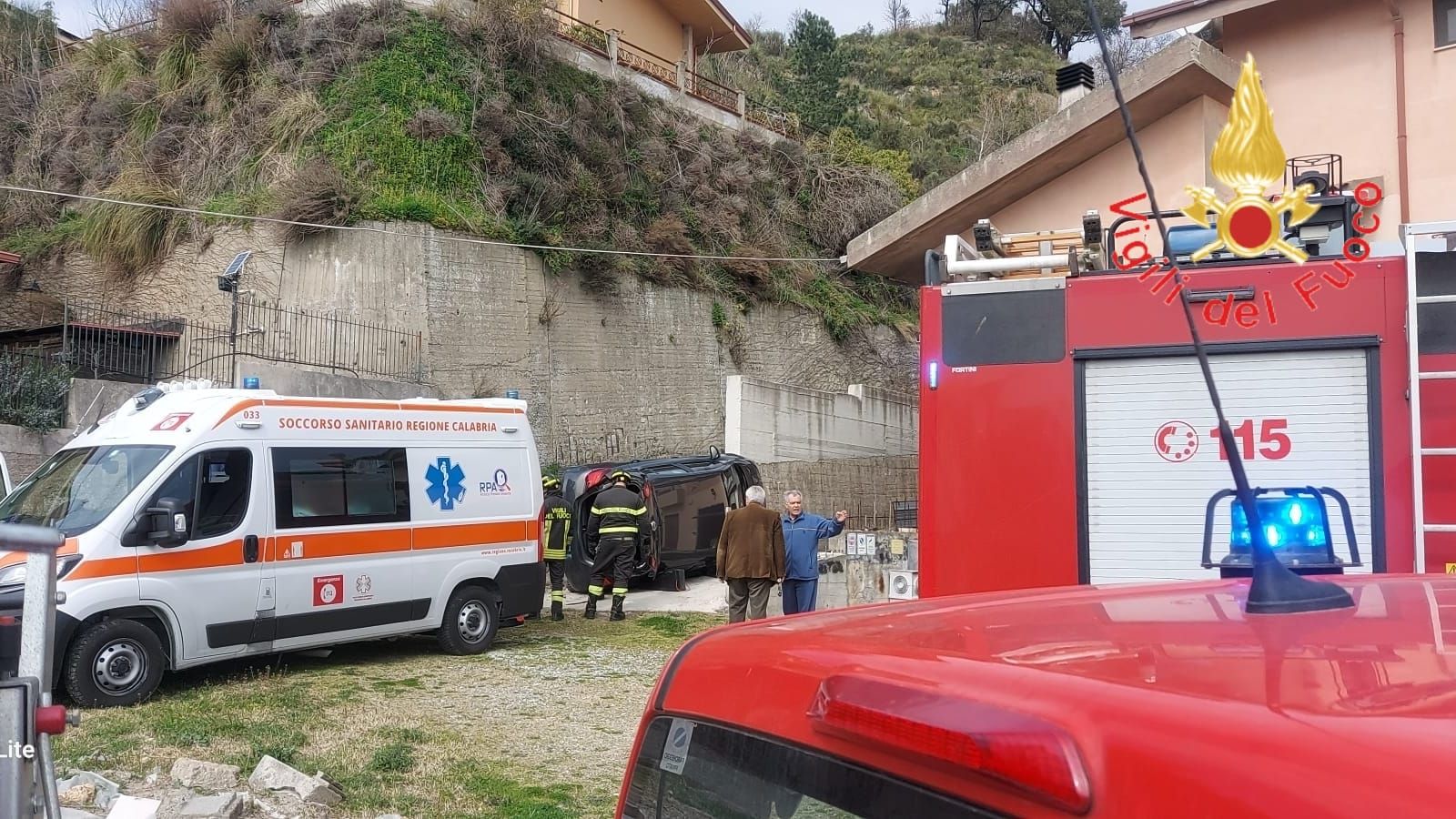 Auto si ribalta a Catanzaro, una donna estratta dall’abitacolo – FOTO