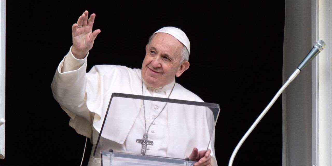 Il Papa: «Servire e farsi da parte, mai attaccarsi a ruoli e posizioni»