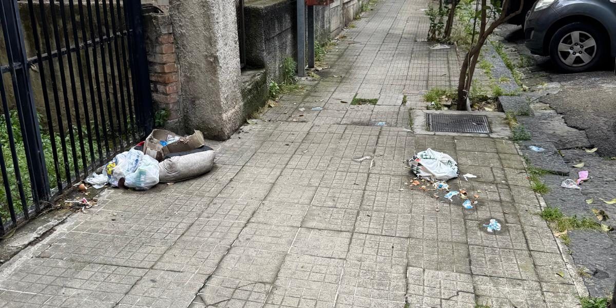 Rifiuti abbandonati in centro a Cosenza, Caruso: «Comportamenti inaccettabili, serve più senso civico»