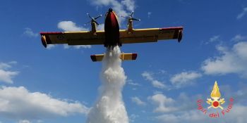 Vasto incendio a Trebisacce vicino ai cantieri della nuova SS106, in azione Canadair ed elicottero
