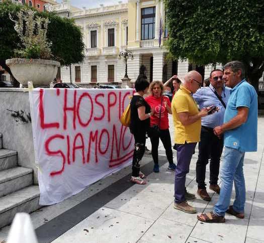 Reggio, sit-in dei dipendenti dell'Hospice. «Garantire i malati»