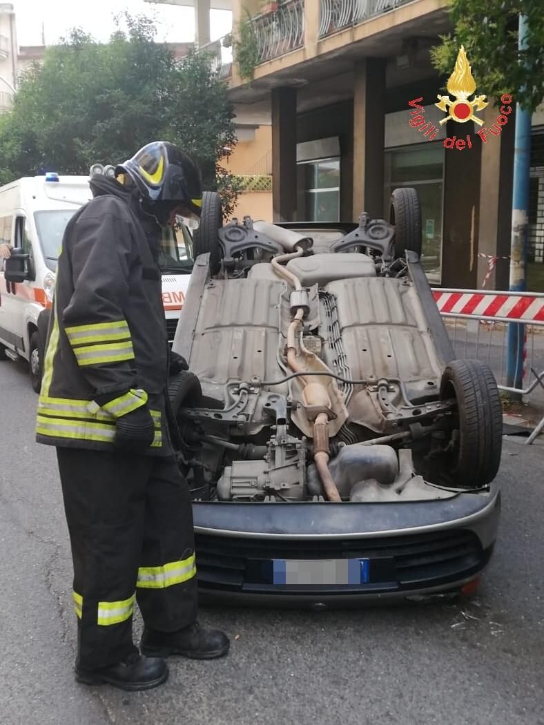 Auto si ribalta al centro di Lamezia, ferita la conducente