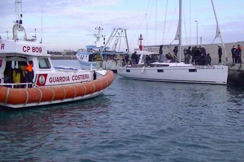 Migranti soccorsi a largo di Crotone, a bordo un cadavere