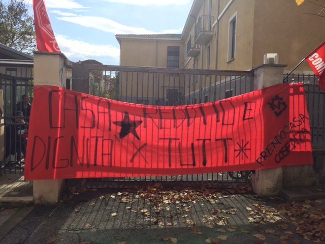 Prendocasa Cosenza occupa un palazzo: «Stanchi di aspettare»