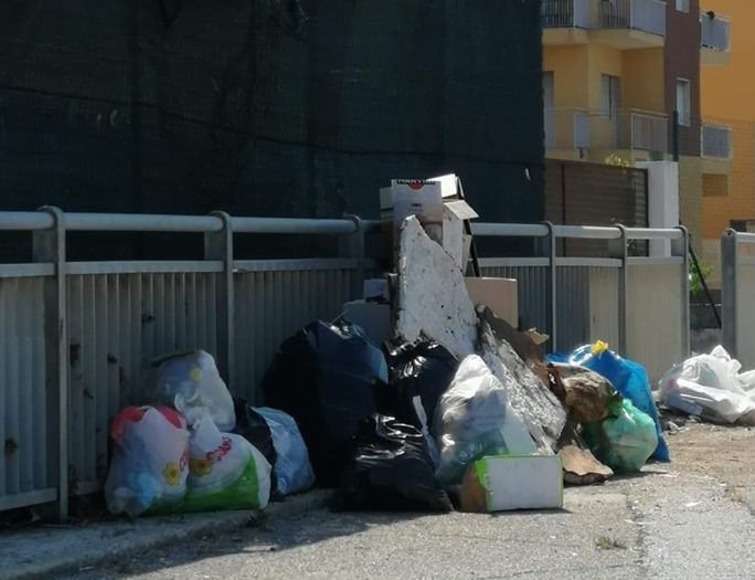 Falerna, prima "batosta" per chi lascia in strada i rifiuti