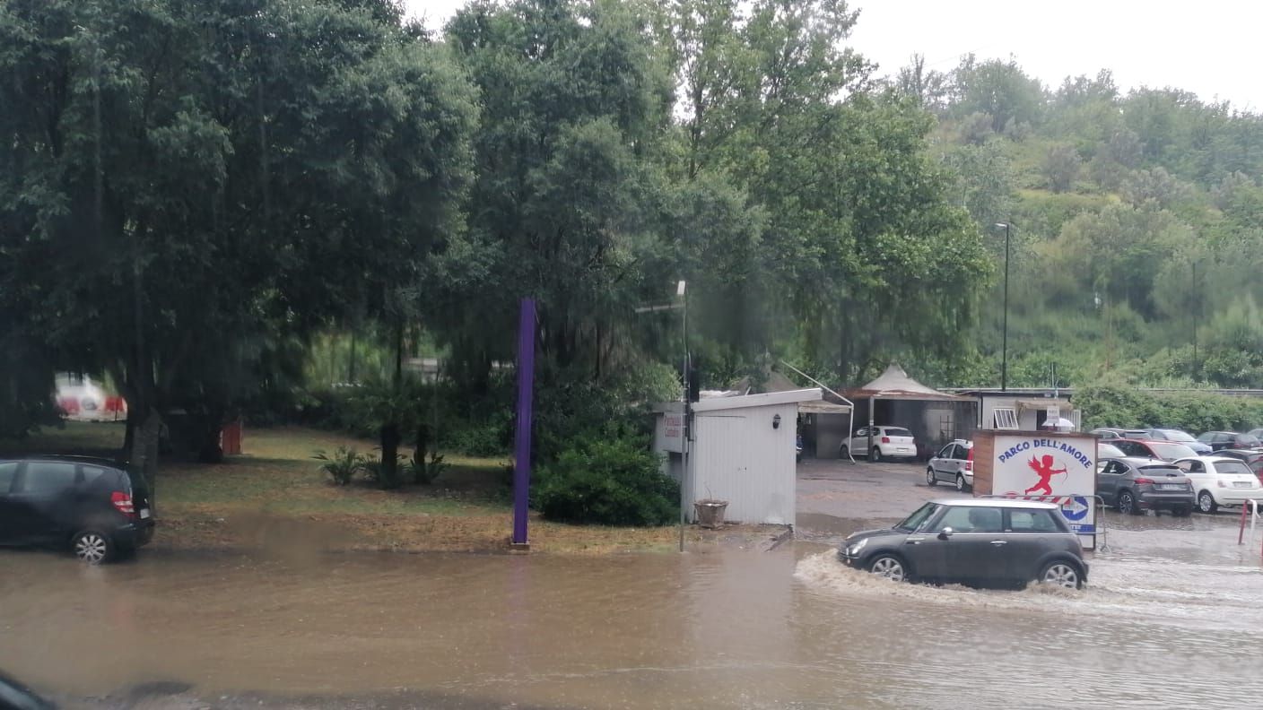 Nubifragio su Cosenza, strade e negozi allagati e qualche disagio – VIDEO