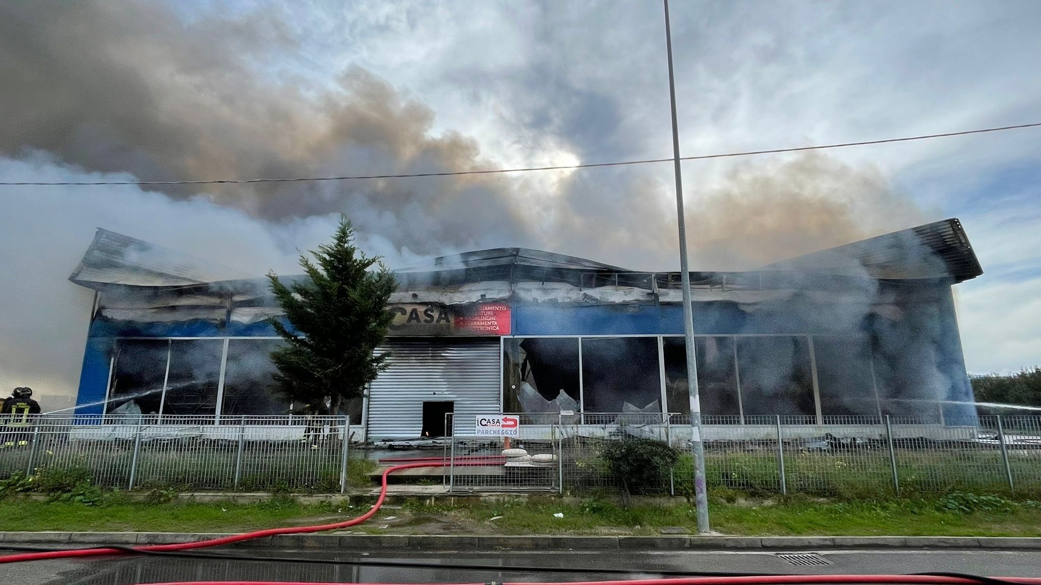 Corigliano Rossano, le fiamme divorano un ingrosso di articoli cinesi – VIDEO