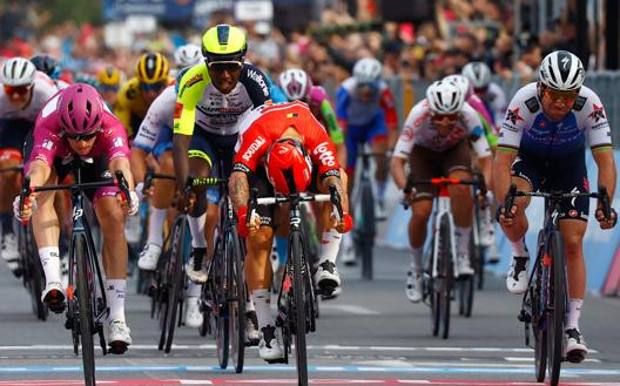 Giro d’Italia, Demare si aggiudica la prima tappa calabrese – FOTO E VIDEO