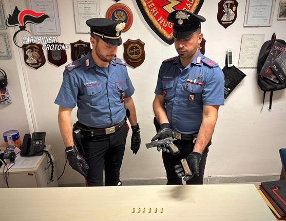 Tentato omicidio a Cirò Marina, rinvenuta la pistola con cui l’uomo sparò ai nipoti