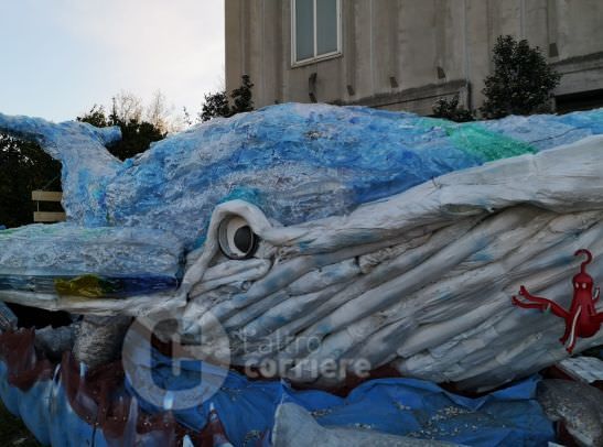 Una balena di plastica, il Carnevale ambientalista di “Costa Nostra” – VIDEO