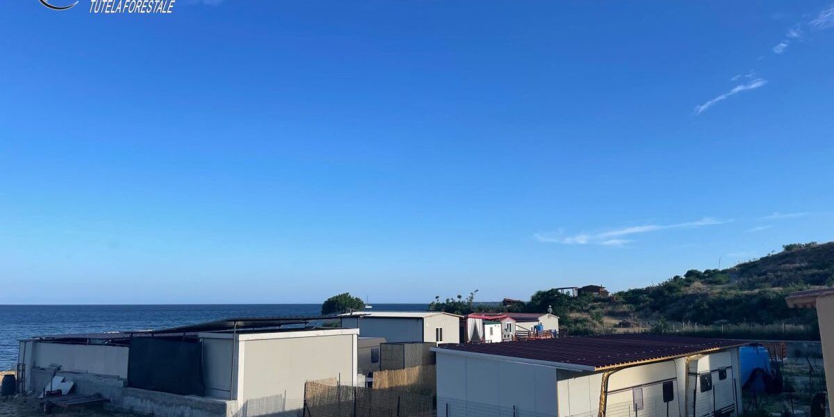 Crotone, sequestrate 6 ville abusive a pochi metri dalla costa