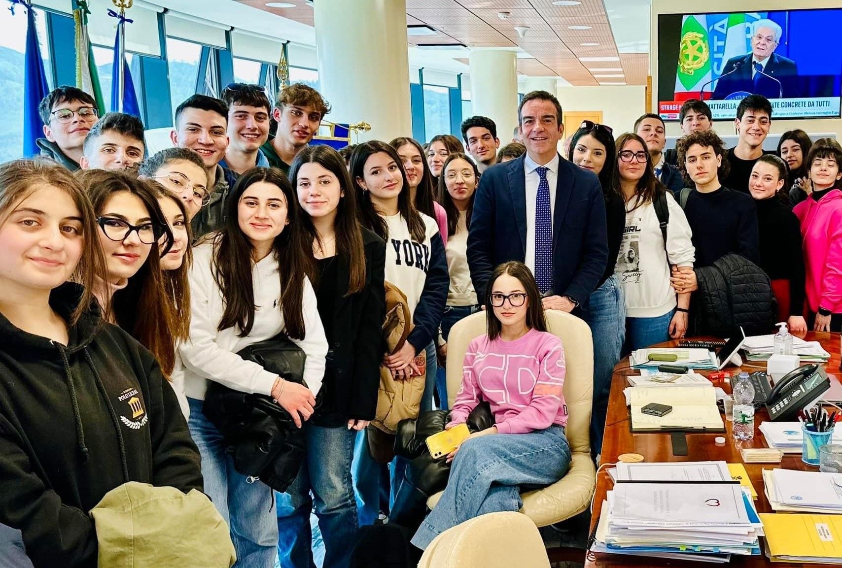 Catanzaro, gli studenti del liceo di Rossano nell’ufficio di Occhiuto. «Un’onda di energia»