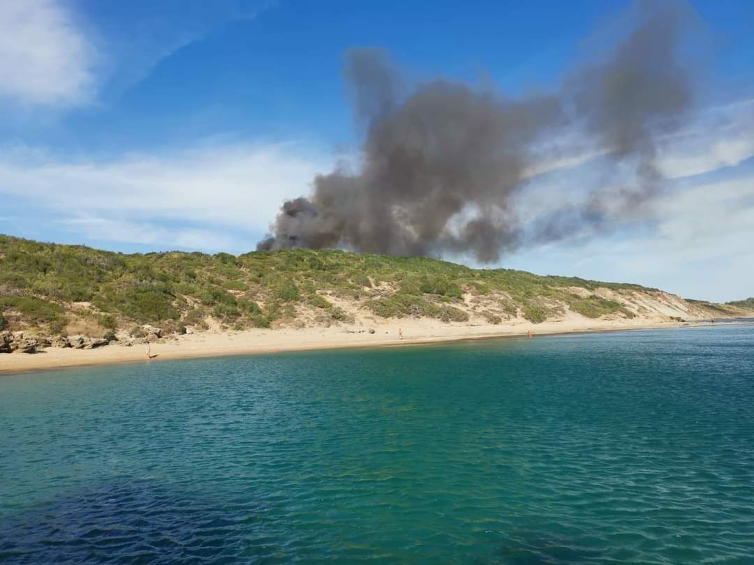 Isola Capo Rizzuto, nuovo rogo in Contrada Sovereto – FOTO