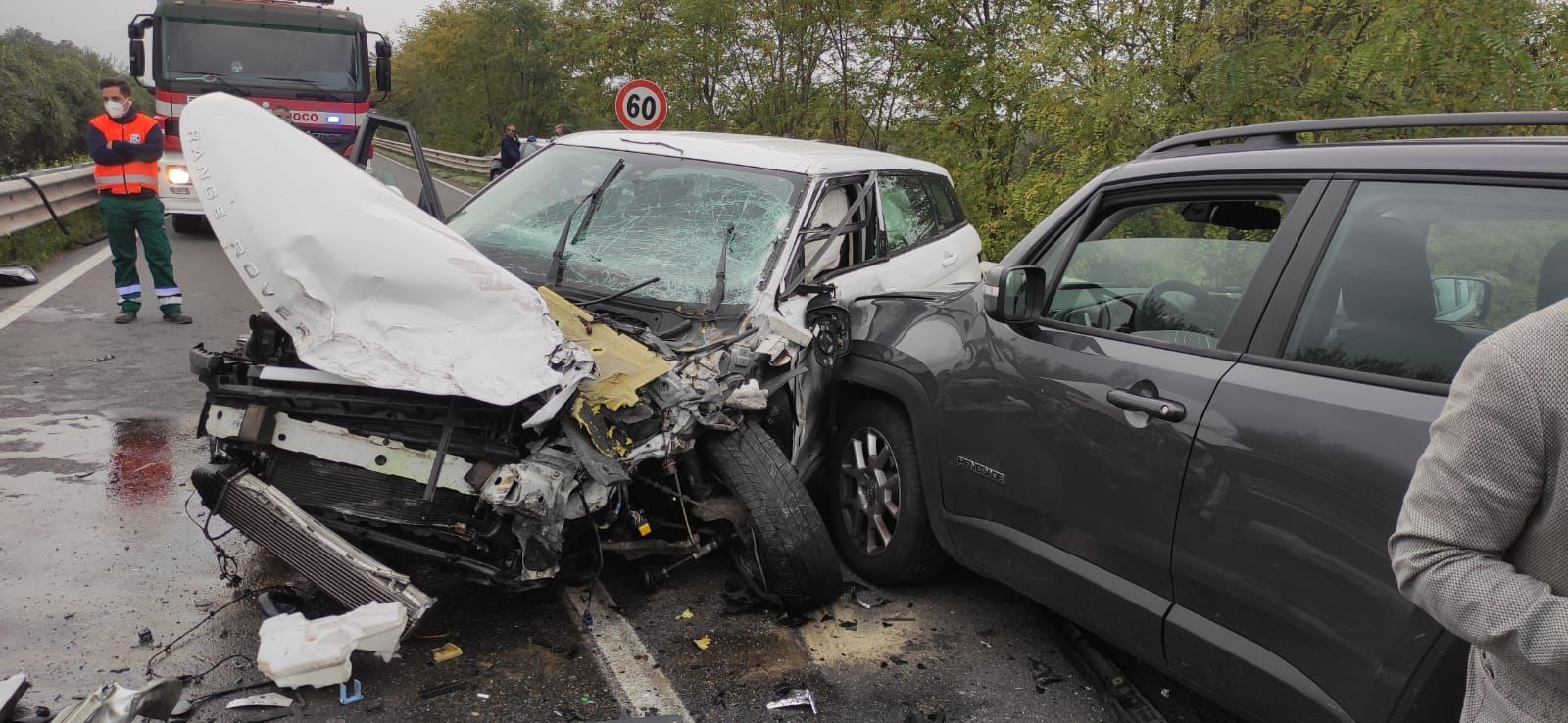 Corigliano Rossano, ancora un incidente sulla statale 106: tre mezzi coinvolti, due feriti