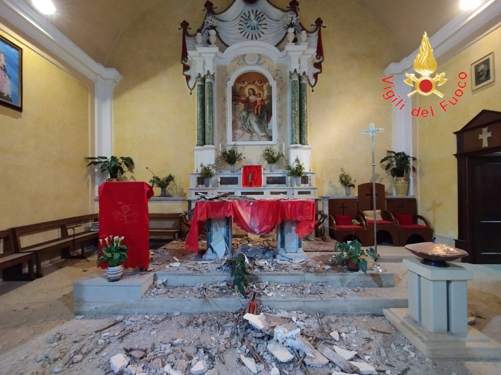 Cade l’intonaco sull’altare, chiusa la Chiesa del Soccorso a Lamezia Terme – VIDEO
