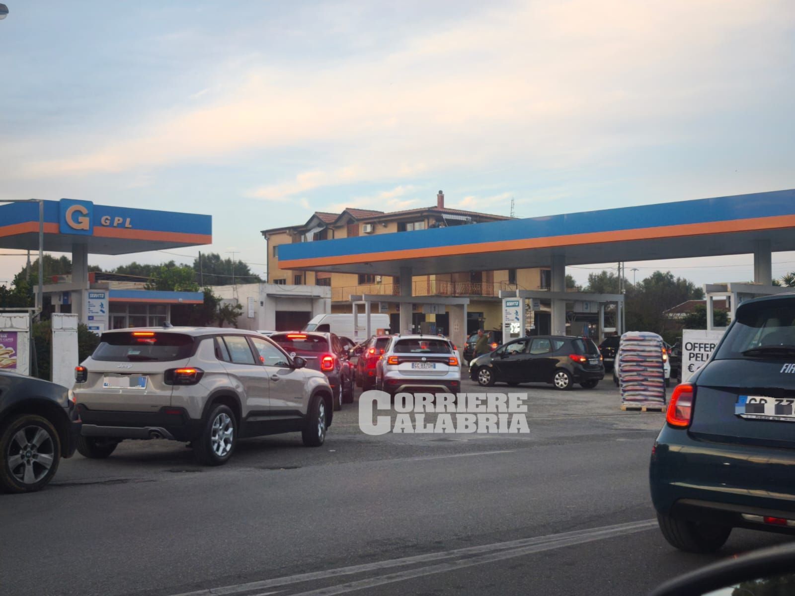 Vibo Valentia a secco, il blocco dei trattori manda in tilt la città e scatena la caccia al carburante. «C’è il caos» – VIDEO