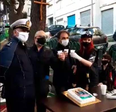 Brindisi, torta e… un bell’assembramento a Catanzaro