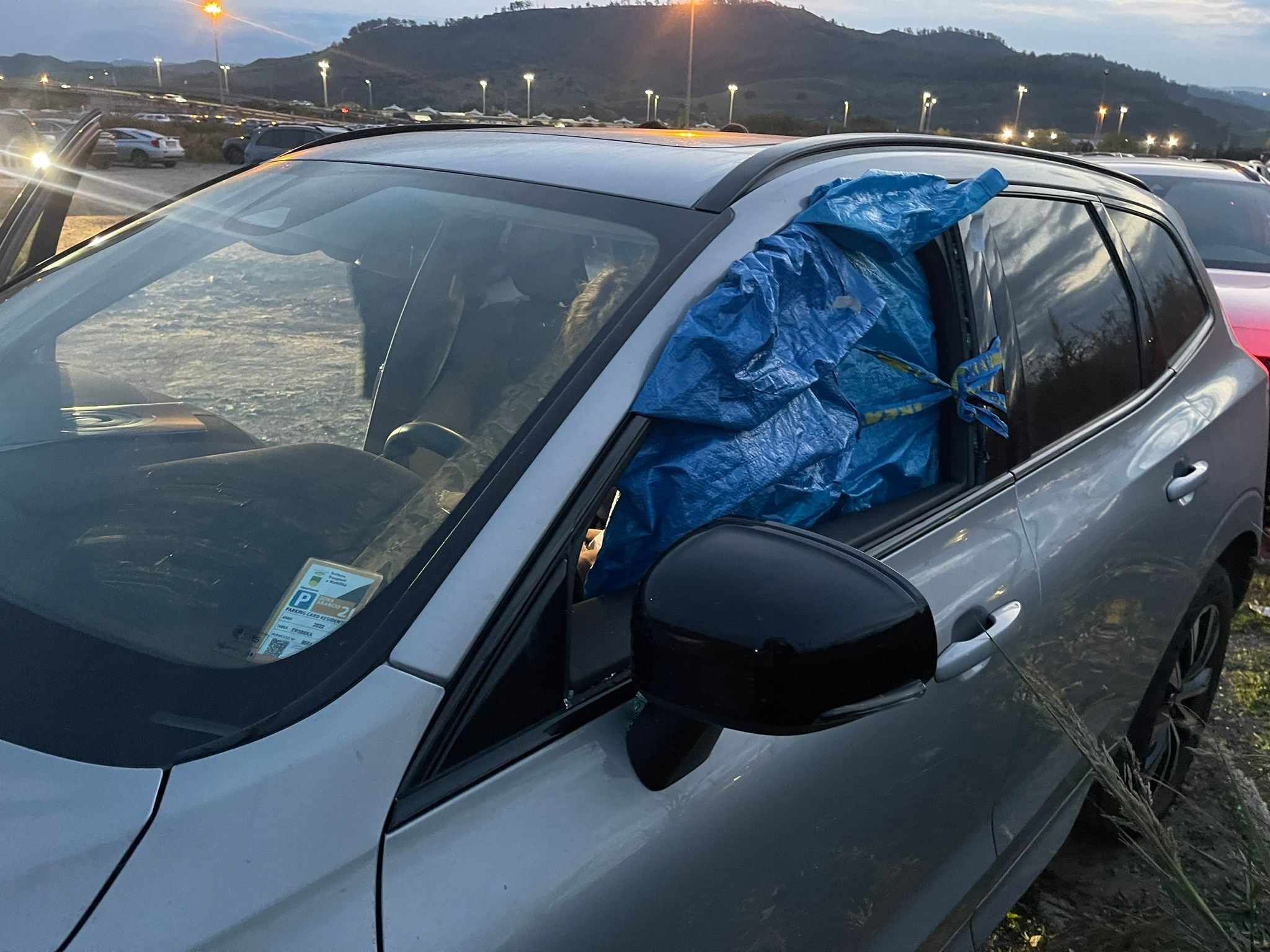 Danneggiamenti e furti d’auto, non c’è pace per il parcheggio della Cittadella regionale – FOTO