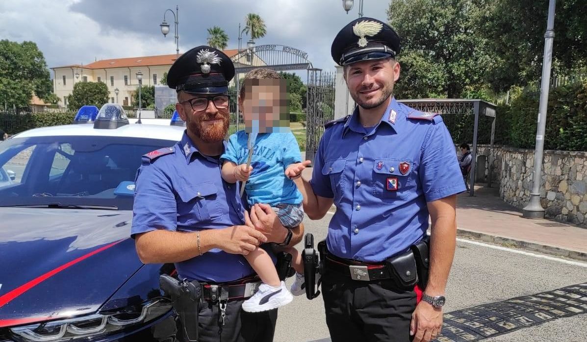 La storia di Noah, il bimbo di 3 anni bloccato in auto e salvato dai carabinieri a Catanzaro