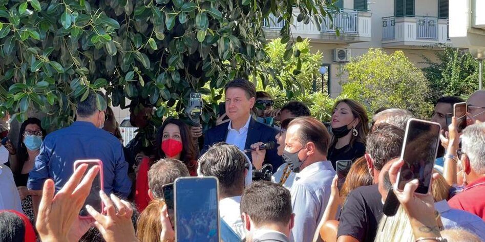 Dichiarazioni d’amore, petali di fiori e cori. Conte applaudito come un divo – VIDEO