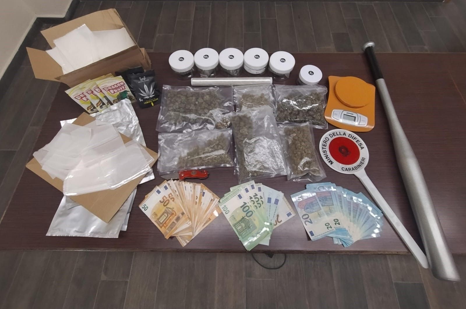 Crotone, 35enne ai domiciliari: aveva in casa 280 grammi di marijuana