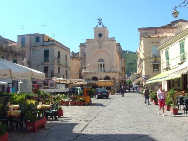 Tropea, così il Comune “aiutò” un condannato a non scontare la pena