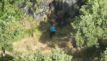 Ripreso da un drone della Regione mentre appicca il rogo: denunciato per incendio boschivo doloso nel Cosentino – VIDEO