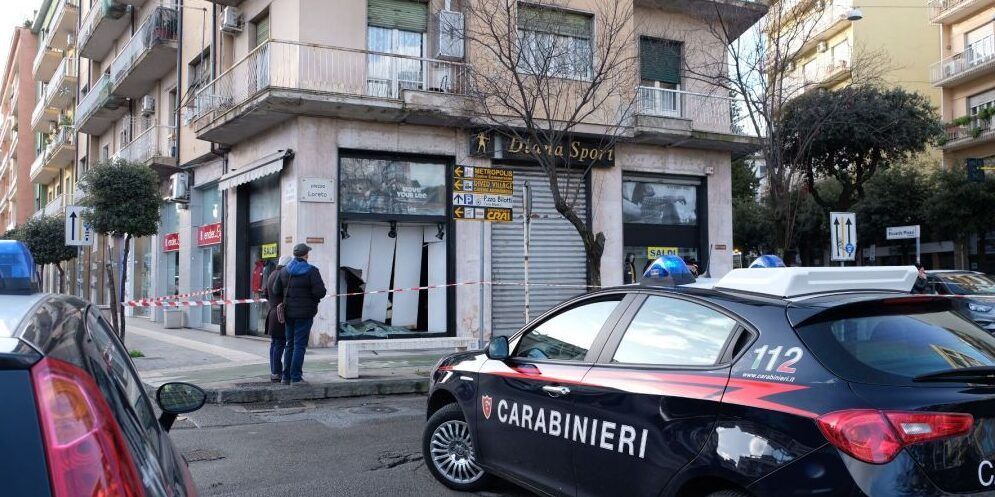 Dopo il furto con spaccata, revocata la licenza all’armeria di Cosenza