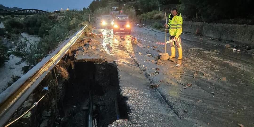Melito Porto Salvo devastata dal nubifragio, strade crollate e fango. Il Comune: «Restate in casa»