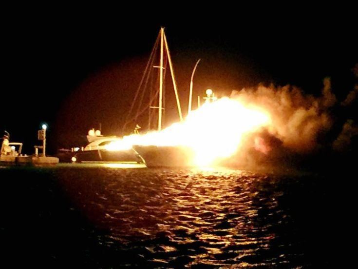 Cetraro, in fiamme un’imbarcazione di un noto medico