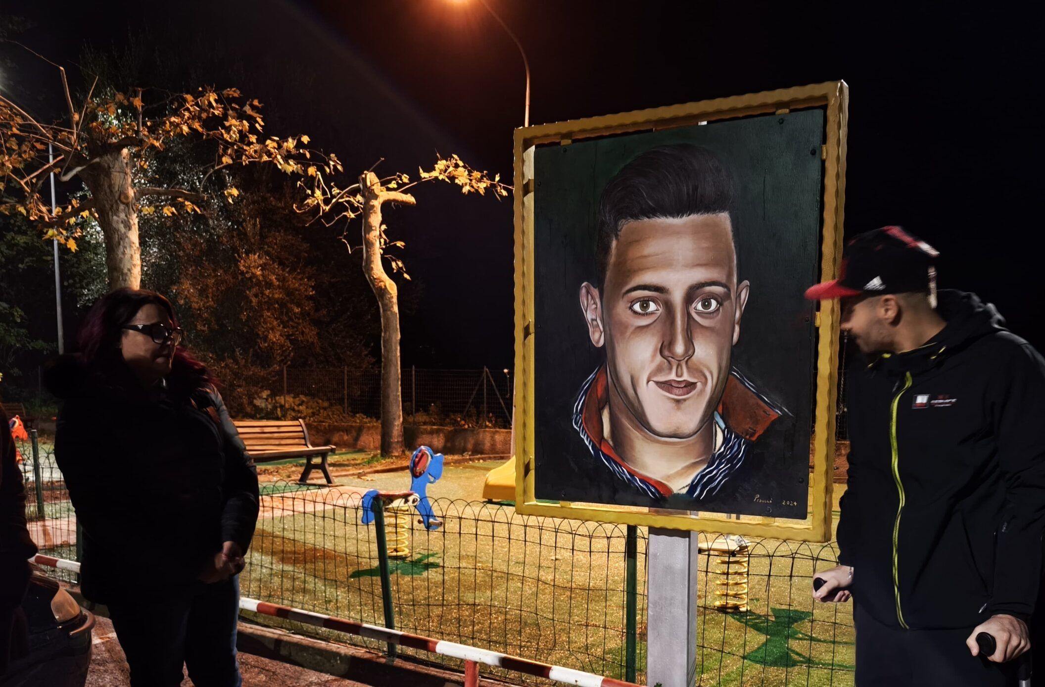 Inaugurato il ritratto in memoria di Francesco Vangeli, ucciso dalla ‘ndrangheta a 26 anni – FOTO