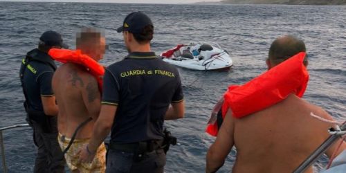 Barca si ribalta nel Crotonese, 7 persone salvate dalla Guardia di Finanza